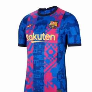 Fotbollströjor - Billiga och unika fotbollströjor från ditt favoritlag. Skapa din egna tröja😍⚽️ Fraktas runtom i landet! Kontakta mig! Finns andra lagströjor också, valfri önskan👍🏼 Instagram @Football.jerseyz kontakta via DM här eller instagram!  Nya tröjor!⚽️