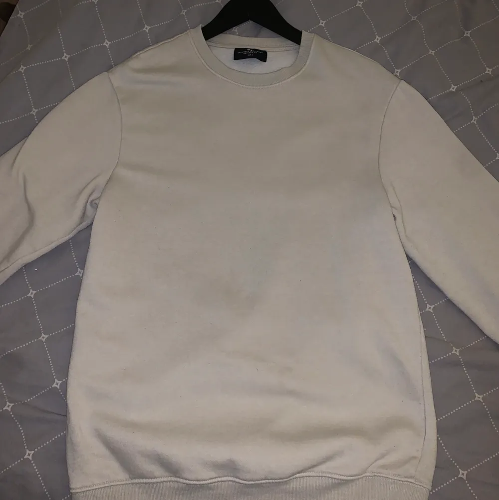 Beige sweatshirt från H&M’s herravdelning 🤎 Använd fåtal gånger - så i bra skick! Det är ej fläckar på tröjan på bilden, bara skugga 🥰 Frakt tillkommer 🦋. Tröjor & Koftor.