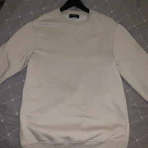 Sweatshirt - Beige sweatshirt från H&M’s herravdelning 🤎 Använd fåtal gånger - så i bra skick! Det är ej fläckar på tröjan på bilden, bara skugga 🥰 Frakt tillkommer 🦋