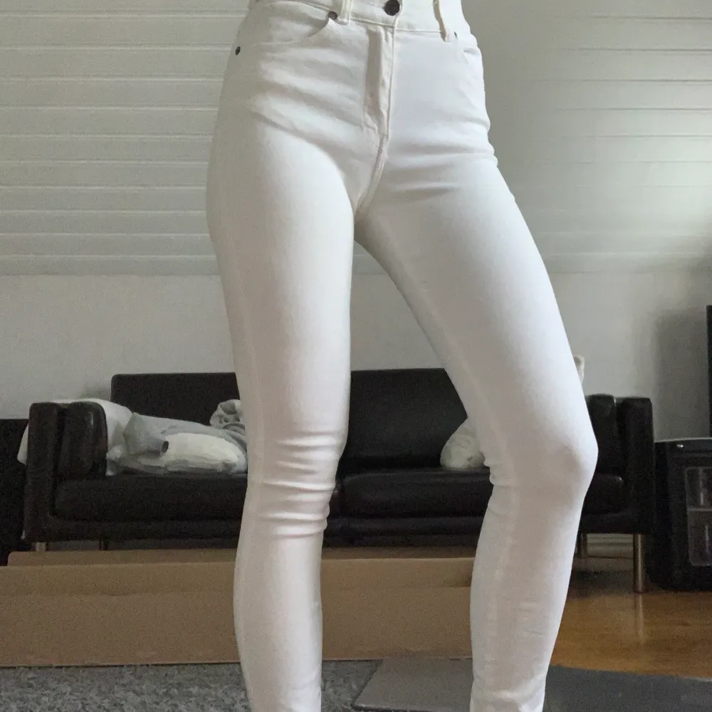 Vita skinny jeans av Dr Denim. Använda väldigt lite, mycket god kvalitet, de är också väldigt sköna. Jeans & Byxor.