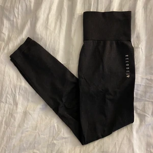 Tights - Relode  - I princip nya tights från Relode, modellen finns inte kvar på hemsidan längre. Storlek S men är mindre i storleken så passar XS/S. Har även matchande långärmad topp om det är intressant ✨ Köpta för 600 nya, säljer för 300 i fint skick, frakt betalas av köparen 🖤