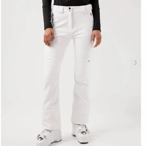 J.Lindeberg skidbyxor - J.Lindeberg skidbyxor storlek S. Vita helt oanvända. Nypris 3000kr jag säljer för 1500kr. Tighta stretchiga med dragkedja längst ner. Något små i storleken över lår/rumpa. Går att justera hur tighta de är i midjan med kardborrebanden. Möts helst upp men kan även skicka