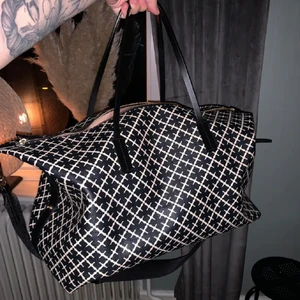 💕Weekend bag, Malene Birger💕 - Säljer min fina Weekend bag från Malene Birger, köpt här på Plick nyligen. Sparsamt använd och köpte väskan i nyskick, fortfarande nyskick skulle jag säga. Lånade bilder från @moahallgreen💕 FLERA INTRESSERADE, BARA ATT LÄGGA BUD (PRIVAT); LAGT ÄT LAGT, VINNAREN MÅSTE KÖPA 🦋OBS, HÖGSTA BUD: 1150🦋 KÖP DIREKT FÖR 1500
