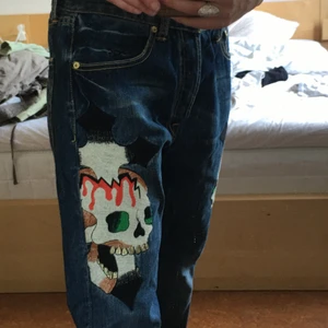 Ed Hardy jeans - Äkta Ed Hardy jeans i superskick!! De är i storlek 32/34, jag brukar ha 27-29 och är ca 167cm så dessa sitter oversized på mig.