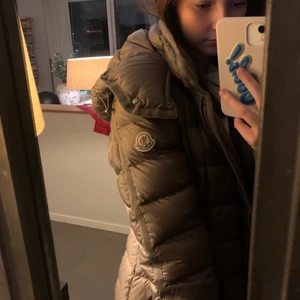 Moncler jacka - Säljer denna beige dunjackan från moncler i storlek 1, vilket morsvarar en S!                                                                   Självklart äkta, med äkthetsbevis (QR kod) och även en serie i❤️