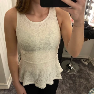 Vit topp - Vit topp med heltäckande spets med ryggen som syns där bak. Den kommer från H&M och passar perfekt och i bra kvalité. Kontakta mig vid intresse/frågor. Köparen står för frakten (66kr) & tar endast swish✨
