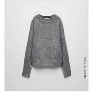 Grå stickad tröja  - Super fin grå stickad från zara och super skön (inte alls stickig). Använd endast en gång. Säljer pågrund av att den sitter för stort på mig som är 155 cm. Kontakta vid intresse elr bilder på!💕 Säljer från 180 plus frak (50kr) nypris 500. 