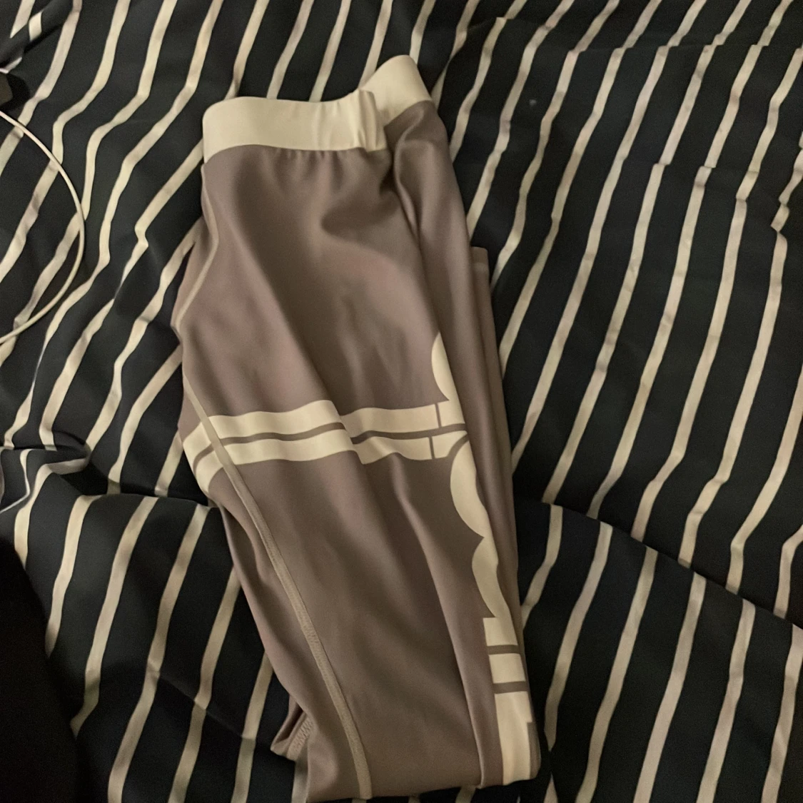 AIMN träningstights grå