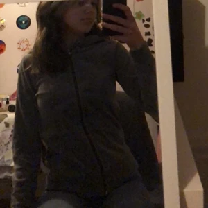 Grå ziphoodie  - Säljer denna gråa ziphoodie pga att den är för liten. Hoodien är i fint skick, om annan frakt önskas löser jag det.