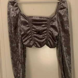 Sammets topp - Knappt använd, Max 3gånger, sammet material i grå/silver
