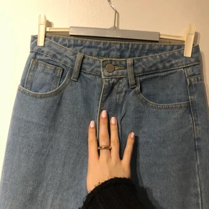 Jeans 🤍✨ - Aldrig använda. Köpt på nätet på shien och dom är i bra kvalitet men för min del var dom för små i storleken och där med måste sälja dom vidare till någon som dom passar dom jeansen. Vida jeans som är en trend coh snygga för den delen ❤️passar dom som är 160-170 i längd 🤍✨