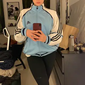 Adidaströja köpt secondhand med avtagbara ärmar! 🤩 Har några fläckar på vänsterarm (se sista bilden), men utöver det är den i toppskick, knappt använd. 