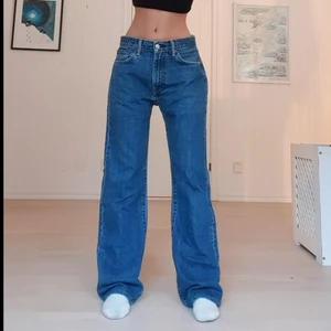 Vintage levis 90tal S - Vintage levis jeans från 90talet i så fin blå färg💫Säljer flera levis jeans på min profil!💖Köp direkt: 510 kr!💖 Sitter ganska oversized på mig som är 34/36, skulle sitta bättre på en 36/38. Jättefint skick! Kontakta för fler frågor💘