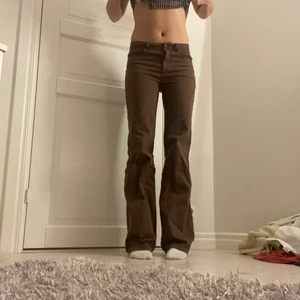 Jeans  - Säljer ett par jättelånga och fina bruna butcut jeans. Knappt använda! Innerbenslängden är 86 cm och ytterbenslängd 110. Midjemåttet är 37cm (mätt rakt över). Köp direkt för 300kr