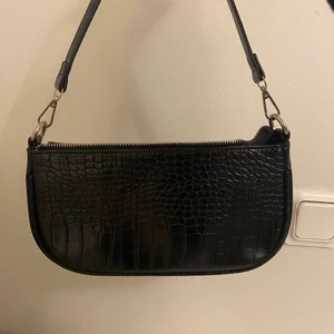 svart väska - svart väska med kort band, som man har över axeln. Jätte fin men kommer inte till användning då ja har liknande. Har ett stort fack med 2 mindre där ena har dragkedja. Skriv för mer bilder💓 Ifrån prettylittlething, pris kan diskuteras