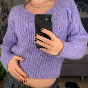 Stickad tröja  - Säljer denna söta stickade lila tröja från mango. Inte så använd så i bra skick❤️❤️⭐️