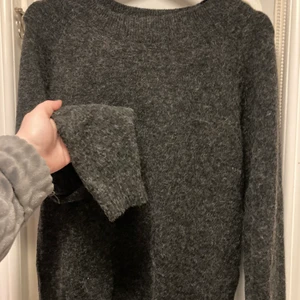 Stickad tröja  - Fin stickad tröja från Vero Moda använd knappt 1 gång. Så i väldigt fint skick. Den är inte sticksig.