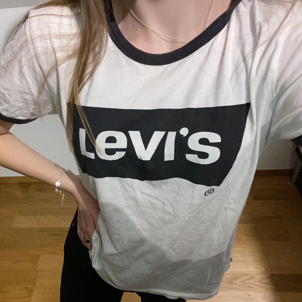 En vit tisha från Levis med snygga detaljer. Storlek L. T-shirts.