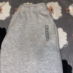Kappa mjukisbyxor storlek: S/M - Används 1,2 gånger, så typ i nyskick✨ skriv för fler bilder eller om du har några frågor☺️  ❗️priset kan diskuteras❗️