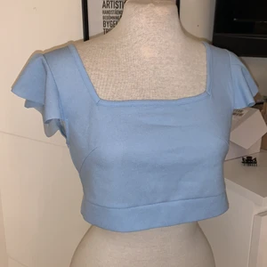 Ljusblå fin topp med knyte!  - En super fin ljusblå topp 💓 aldrig använd i storlek XS. Topp från SHEIN, den har knyte där bak men det går att knyta hur man vill💓