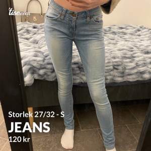 Säljer mina helt oanvända jeans från Crocker i storlek S💛 Dessa säljs för 120 kr och de är superkvalité!