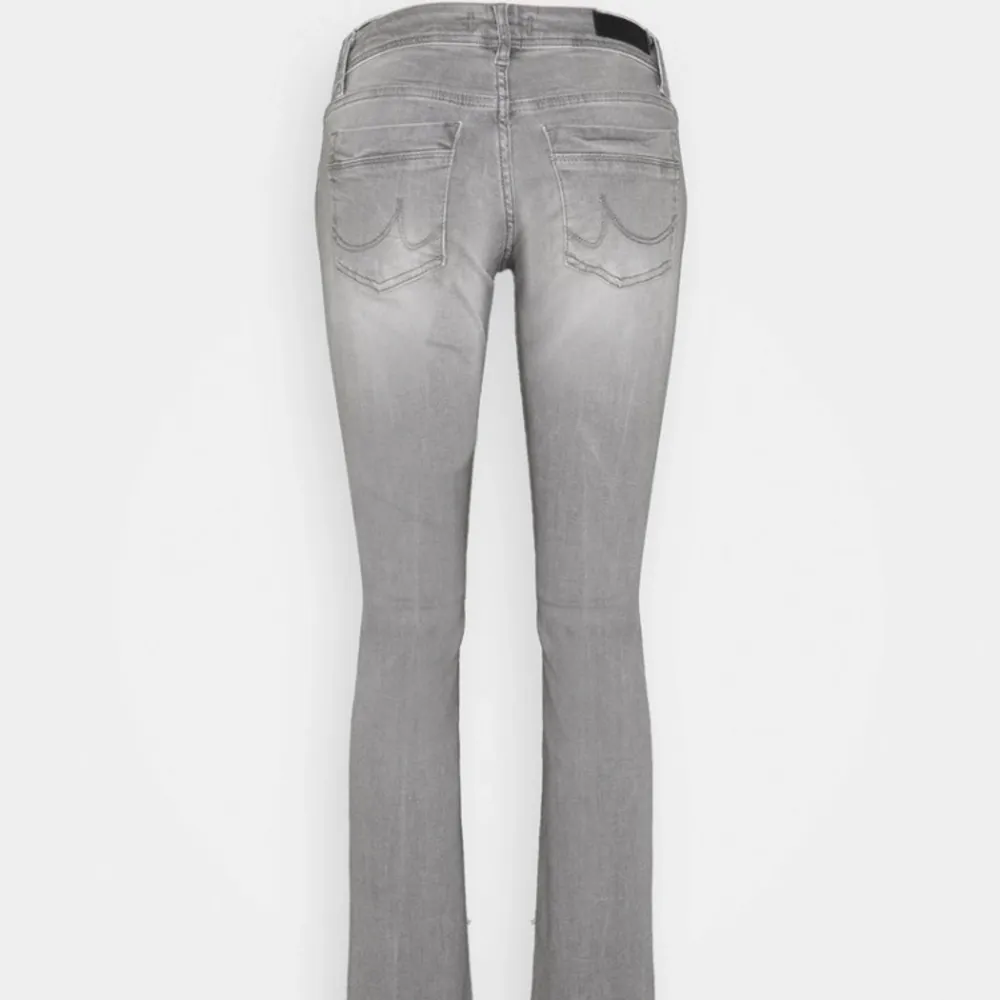 Säljer dessa slutsålda Trendiga gråa jeans från LTB. Köpte två olika storlekar och detta paret var lite för kort för mig som är 175. Endast använda en gång och är som helt nya. Orginalpris är 680 kr och dom passar för mig som är i storlek 36 vanligtvis. Skriv ifall du har några frågor💕. Jeans & Byxor.