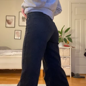 Vida svarta jeanse - Vida svarta jeanse från junkyard, bra skick, storlek 27, köparen står för frakten