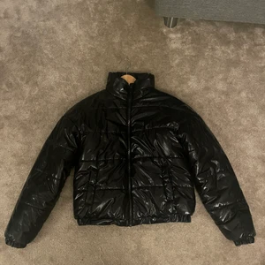 Glansig jacka - Säljer en skit snygg glansig jacka i storlek XS men skulle mer säga att den är som en S beroende på hur man vill att den ska sitta❤️‍🔥 ca 1 år gammal men i fint skick. säljer den då jag har köpt en annan.