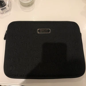 Marc Jacobs fodral - Marc by Marc Jacobs fodral till iPad/surfplatta köpt på Raglady 🖤 Mått: 20x27cm   Nypris var omkring 600-700kr💫 Pris kan diskuteras 
