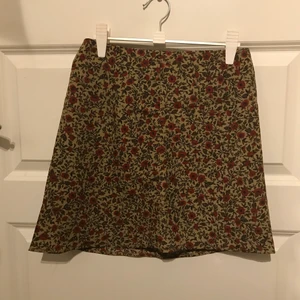 Blommig kjol  - Blommig A-line kjol från shein. Super söt men passade mig inte. Ingen stretch och ganska liten i storlek står som storlek M men skulle säga S