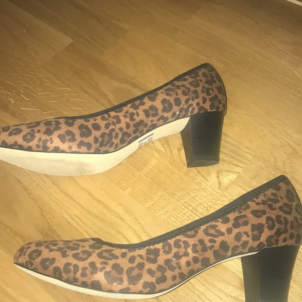 As coola leopard klackar från märket Jana dem kostade 500 men nu säljer jag för 200 :) . Skor.