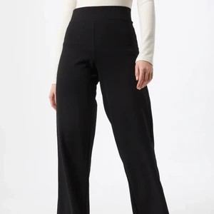 Stories, svart, xs - Svarta vida byxor, storlek xs kommer från märket stories. Matchar vill väldigt mycket och är helt ny tvättade så är som nya byxor.