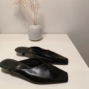 Skor Zara, 39 - Väldigt fina låga klackskor ifrån Zara. Svarta, låg klack, fyrkantig tå och otroligt sköna och snygga! Storlek 39💕 Använda 2 gånger, så i väldigt bra skick!💕