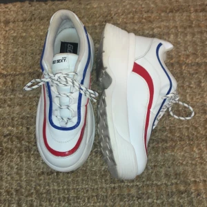 Chunky sneakers - Super coola chunky sneakers, liknar Buffaloes! Ny pris 1299kr. Använda ca 3 gånger. I princip nyskick. Super sköna och normala i storleken:)