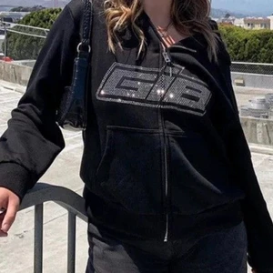 Rhinestone zip up - Zipup med rhinestones 🖤 nopprig på vissa ställlen annars fint skick 🖤