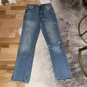 Snygga jeans från Gina tricot, lite ljusar i verkligheten än på bilden. Klippt slitningarna själv