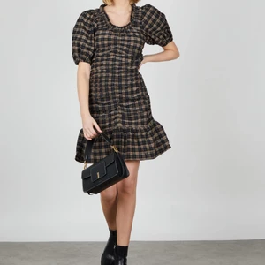 Ganni  - Superfin klänning från Ganni, Seersucker Check✨ Man får så otroligt fina former i denna, den komplimenterar kroppen så snyggt! Köpare står för frakt 🤎 använd fåtal gånger, den är i  nyskick 