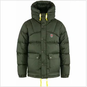 Fjällräven jacka - Säljer denna supersnygga militärgröna fjällräven jackan i storlek xxxs, den är stor i storleken och är i bra skick! På mig som är 156 cm går den ner till övre delen av låren. 