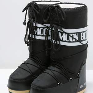 Säljer igen pågrund av oseriösa köpare. Jag säljer dessa jätte fina svarta moon boots som är nästan helt oanvända. Köpte dem för ca 1 år seden💗