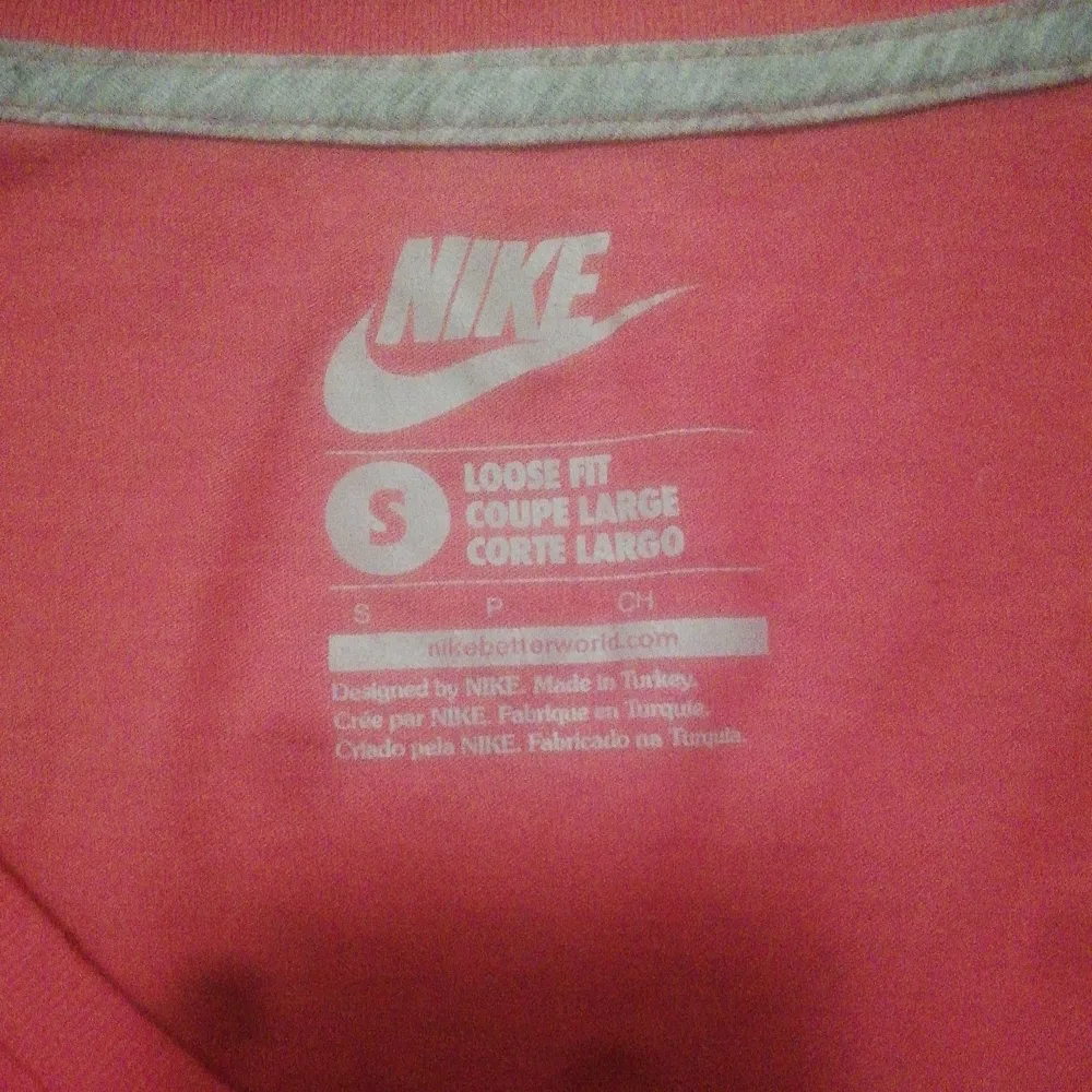 Snygg V-ringad Nike tröja i nyskick, endast använd ca 2 gånger och säljes pga den ej används. . Fortfarande som ny utan slitage. Loose fit. Fler bilder kan skickas vid intresse.       🛍️💌                                                      STORLEK: S/M.                                                                NYPRIS : 449:- . T-shirts.