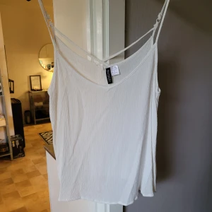 Topp - En oanvänd topp. Från djur och rökfritt hem. Kan skickas mot fraktkostnad 