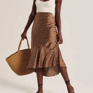 Prickig kjol Abercrombie & Fitch - Superfin och cool satin/sidenkjol från Abercrombie & Finch i ett superfint och grymt material. Kvalitet är jättebra man märker skillnad på denna och andra sidenkjolar. Helt och hålet oavönd med ett ordinariepris på 500kr. Bara att höra av dig vid frågor och funderingar så hjälper jag mer än gärna till!❤️