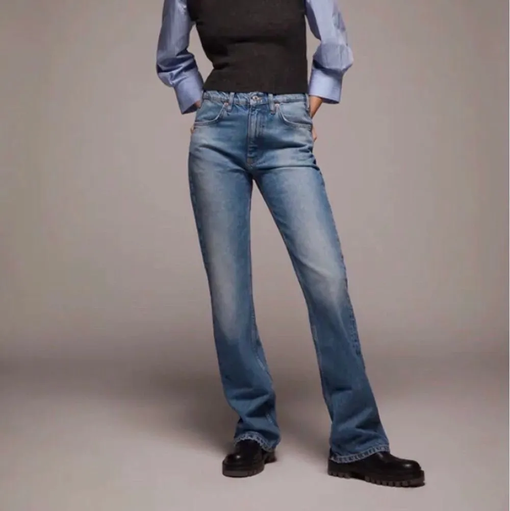 Fina jeans ifrån zara i storlek 36💕köparen står för frakten💕. Jeans & Byxor.
