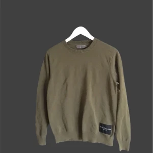 Mörkgrön Calvin Klein Tröja - Säljer tröjan då jag inte använder den, den är i fint skick och nästan aldrig använd!