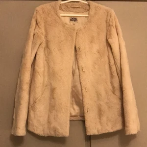 Jacka - Fejkpäls jacka från twist & tango. Finns ej att köpa längre. Nypris 1999kr . Säljes för 500kr