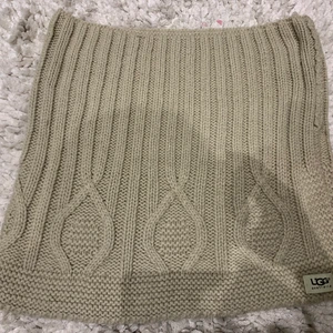 Ugg halsduk - Härlig stor halskrage från Ugg. Beige/brun med fina knappar. 