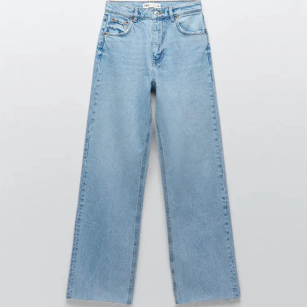 Helt nya 90s full-length jeans från zara i färgen light blue! Skitfina men har tyvärr inte kommit till användning. De är klippta för att passa mig som är 170. Såklart går de att klippa ännu mer om det önskas :). Jeans & Byxor.