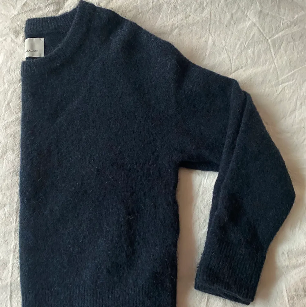Mörkblå/svart jättefin stickad tröja som tyvärr inte kommer till användning. Kostar 1 195kr ny. Skriv vid intresse❤️‍🔥❤️‍🔥. Stickat.
