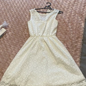 Vit klänning - En vit klänning som är ifrån newyorker i st XXS. Jätte fin till skolavslutningar använde min på en avslutning sedan dess har jag inte användt den! FRAKTEN TILLKOMMER I PRISET!!!🤩