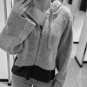 Trendig kofta från Zara!!! - Säljer min snygga och trendiga kofta från Zara som är slut i storlek XS-S. Säljs pga de inte var min stil. Den är oanvänd, alltså är den nyskick och har fortfarande prislapp kvar💘💘 kolla in mina andra annonser :)